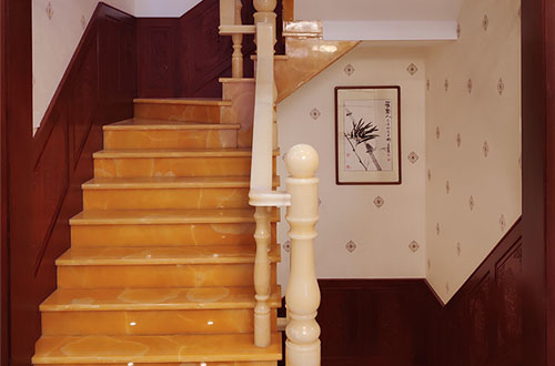 本溪中式别墅室内汉白玉石楼梯的定制安装装饰效果